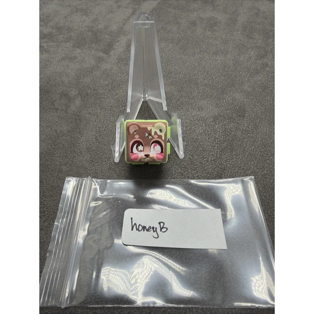 Clickeez Series 1 Cozy Garden honeyB Single Key